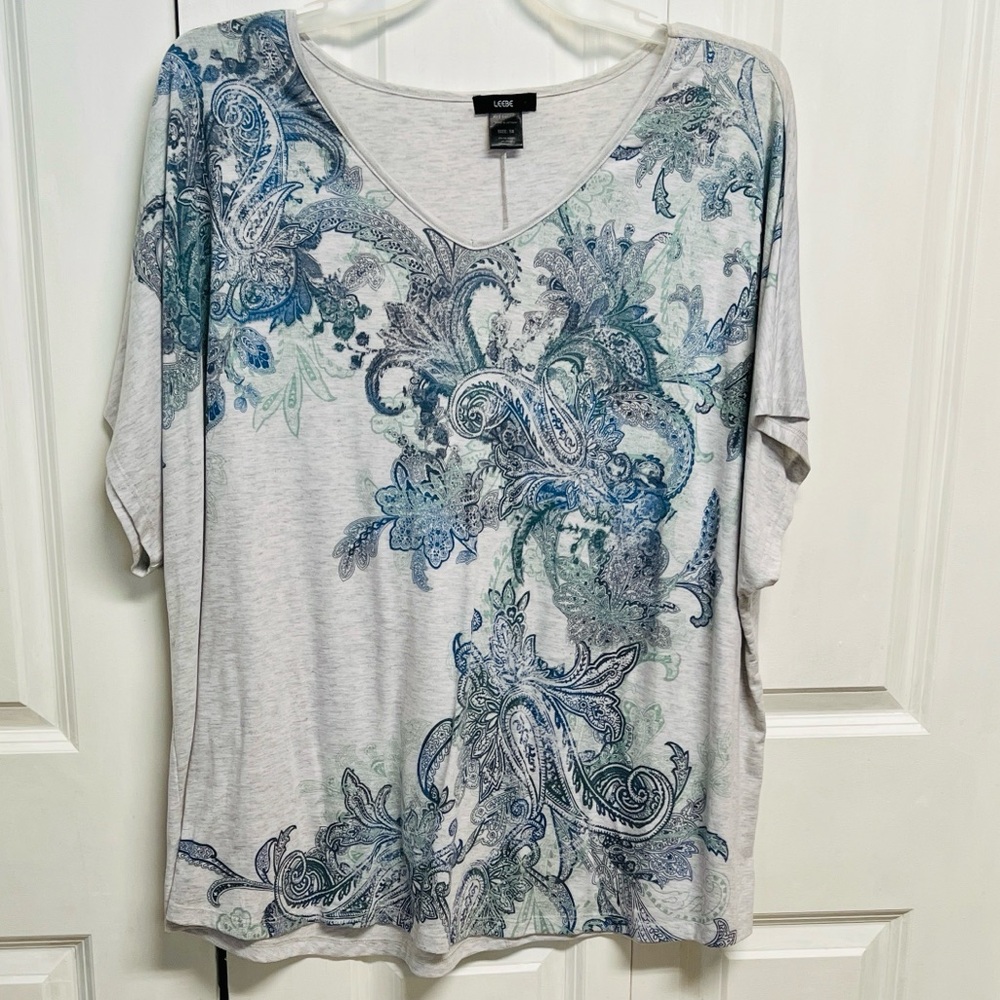 Leebe Women's Short Sleeve V-Neck Tee in Light Gray with Blue Paisley Print 5X